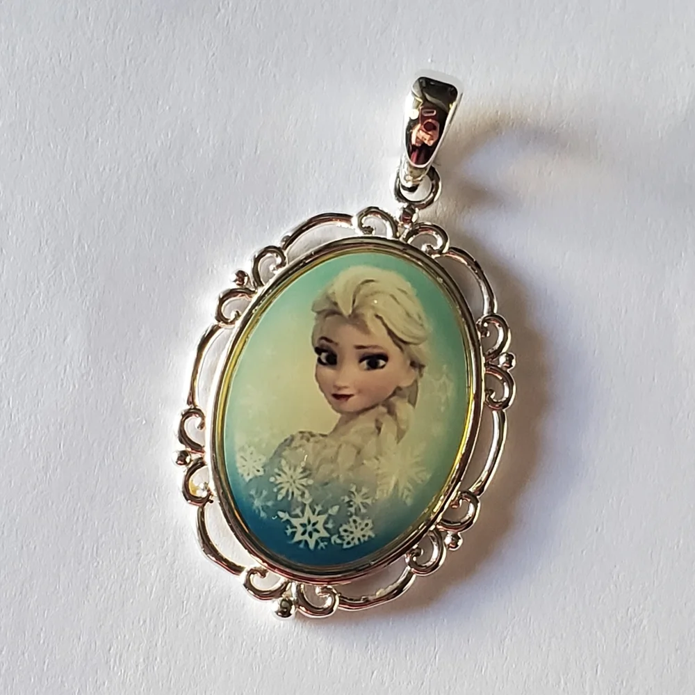 Disney Frozen Elsa Cameo Pendant